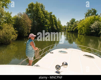 Claudia Albrecht Halteseile während houseboating auf dem Fluss Charente im Südwesten Frankreichs Stockfoto