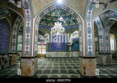 Aran va Bidgol, Iran - Oktober 13, 2017: Dome Ornamente in der schönen Schrein von Hilal ibn Ali. Stockfoto