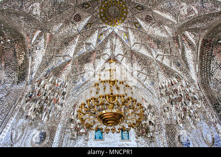 Aran va Bidgol, Iran - Oktober 13, 2017: Dome Ornamente in der schönen Schrein von Hilal ibn Ali. Stockfoto