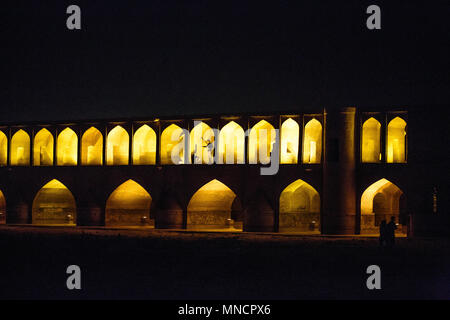 Isfahan, Iran - 15. Oktober 2017: Die Allahverdi Khan Bridge auch als Si-o-Se-Pol in der Nacht. Stockfoto