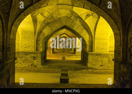 Isfahan, Iran - 15. Oktober 2017: Besucher sind unter einer Reihe von den Bögen der Allahverdi Khan Bridge auch als Si-o-Se-Pol bekannt. Stockfoto