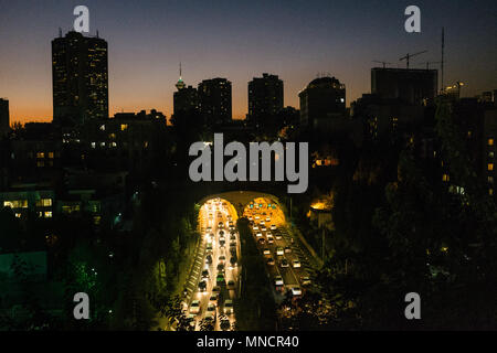 Teheran, Iran - 23. Oktober 2017: Die resalat Expressway in der Nacht. Stockfoto