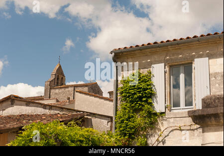 Die Pfarrkirche wurde errichtet auf dem höchsten Punkt von Saint-Simon, Charente, Frankreich Stockfoto