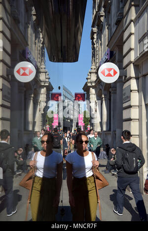 Menschen gehen vorbei an den Bankfilialen der HSBC und NatWest setzt auf High Holborn, London. Stockfoto