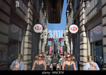 Menschen gehen vorbei an den Bankfilialen der HSBC und NatWest setzt auf High Holborn, London. Stockfoto