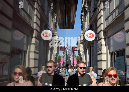 Menschen gehen vorbei an den Bankfilialen der HSBC und NatWest setzt auf High Holborn, London. Stockfoto