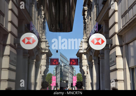 Menschen gehen vorbei an den Bankfilialen der HSBC und NatWest setzt auf High Holborn, London. Stockfoto