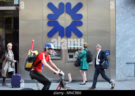 Menschen gehen vorbei an der Bank Filiale der Royal Bank of Scotland auf Threadneedle Street in der City von London Stockfoto