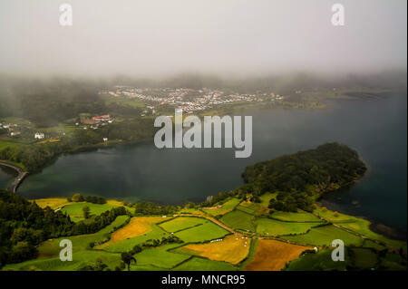 Luftaufnahme von Azul und Verde Seen bei Sete Cidades in Sao Miguel, Azoren, Portugal Stockfoto