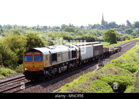 Bicester MOD Kineton MOD Güterzug durch eine Class 66 Diesel Lokomotive in der Nähe von King's Sutton, Northamptonshire, Großbritannien gezogen Stockfoto