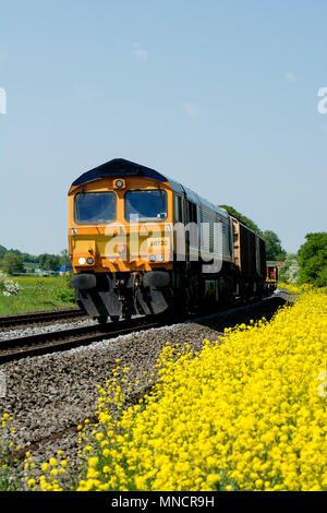 Kineton MOD nach Bicester MOD Güterzug durch eine Class 66 Diesel Lokomotive in der Nähe von King's Sutton, Northamptonshire, Großbritannien gezogen Stockfoto