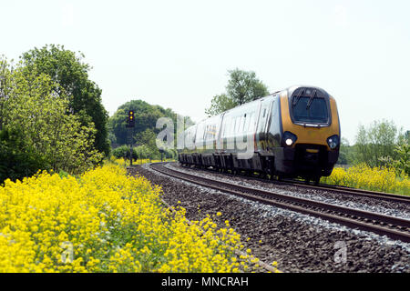 Länderübergreifende Voyager diesel Zug in der Nähe von King's Sutton, Northamptonshire, Großbritannien Stockfoto