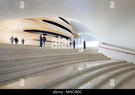 Gebogene breite Treppe zum Foyer. Harbin Opernhaus, Harbin, China. Architekt: MAD, 2015. Stockfoto