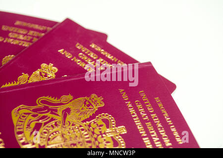 Britischen Reisepass auf weißem Hintergrund, offiziellen britischen Paß Dokument Stockfoto