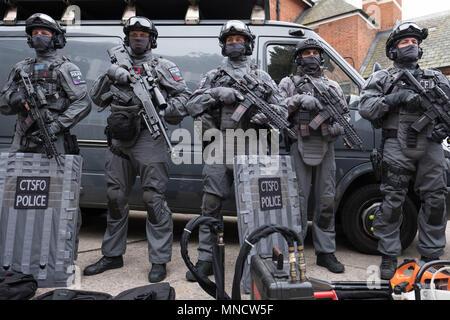 Auf 0001 Embargo Donnerstag, den 17. Mai, Foto vom 03/08/16 der bewaffneten Polizei wie geplant steigen die Zahl der Elite counter-terrorist Polizei Sportschützen noch hat sein Ziel zu treffen als Senior Officer zugelassen Herausforderungen bei der Einstellung. Stockfoto