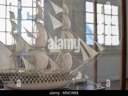 Segelboot aus Elfenbein. Segelschiff Miniatur Stockfoto