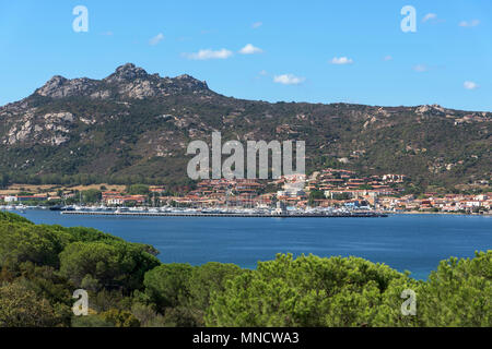 Einen Panoramablick über Cannigione, Sardinien, Italien, und das Mittelmeer in der beliebten Costa Smeralda Stockfoto