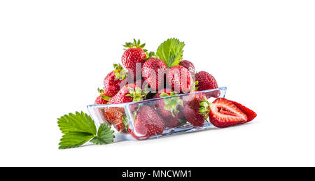 Frische reife Erdbeere in Glasschale isoliert auf Weiss. Stockfoto