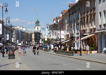 Nowy Swiat Straße in Warschau ist immer voll von Touristen. Stockfoto