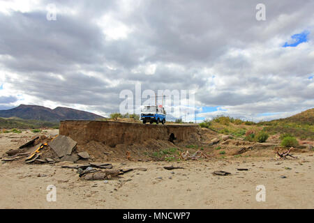 Alte vintage van bei beschädigten Straße gewaschen in Baja California, Mexiko Stockfoto