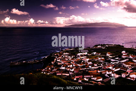 Luftaufnahme von Vila Corvo und Flores Insel bei Sonnenuntergang in Corvo Island, Azoren, Portugal Stockfoto