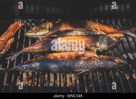 Geräucherter Fisch in der Räucherkammer. Drei Sardinen. Stockfoto