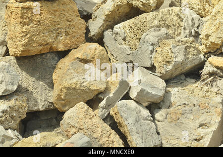 Ein Bündel von Krim Ziegel, ein Ziegelstein aus Muscheln, eine Textur. Hintergrund Stockfoto