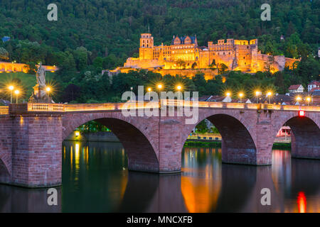 Das Heidelberger Schloss auf dem Hügel und die Alte Brücke über den Neckar in Heidelberg, Baden-Württemberg, Deutschland Stockfoto