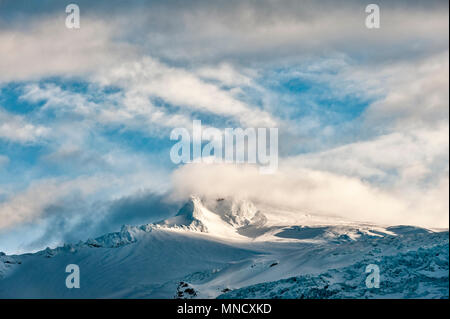 South Island. Hvannadalshnúkur, mit 2110 m der höchste Gipfel in Island. Es ist Teil des Öraefajökull Vulkan in der Vatnajökull National Park Stockfoto