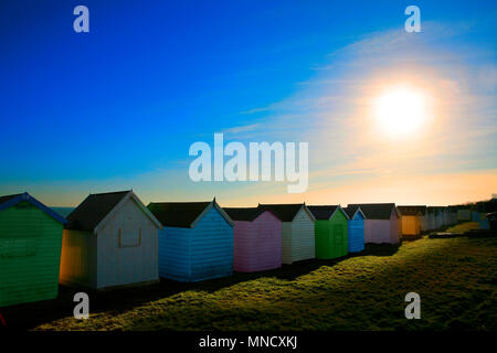 Eine Reihe von bunten Badekabinen in der unter einem blauen Himmel und Sonne Stockfoto