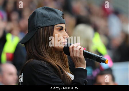 Katie Price und Alan Carr verwalten die gegnerischen Mannschaften in der Sellebrity Fußballspiel an Sixfields Stadium in Northampton. Mit: Katie Price, wenn: 15 Apr 2018 Credit: WENN.com Stockfoto