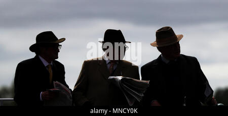 Racegoers, wie sie die Pferde in die Parade Ring Watch vor des Herzogs von York Clipper Logistik Einsätze während des Tages eine der 2018 Dante Festival an der Rennbahn von York, York. Stockfoto