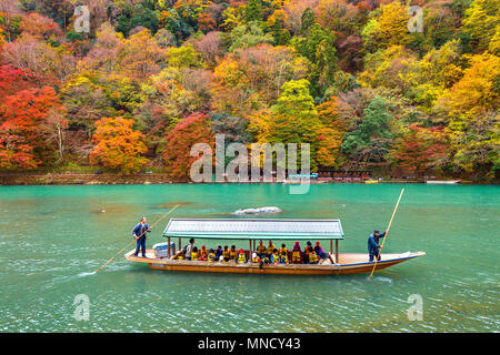 KYOTO, Japan - 16. NOVEMBER: Boatman stochern das Boot am Fluss. Arashiyama im Herbst Jahreszeit entlang des Flusses in Kyoto, Japan, am 16. November 2017. Stockfoto