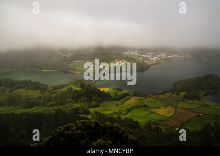 Luftaufnahme von Azul und Verde Seen bei Sete Cidades in Sao Miguel, Azoren, Portugal Stockfoto