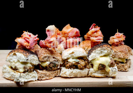 Mini Hirsch- und Schweinefleisch Burger aus dem Hause gemacht - Hackfleisch/Sattel und Hals Filets von einem Reh, Hyla arborea, und Hackfleisch Supermarkt Schweinefleisch. Fried Stockfoto