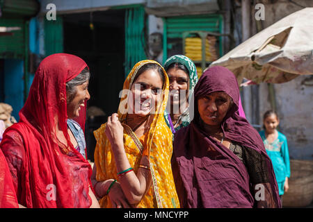 Stadt Udaipur, Rajasthan, Indien, 9. Februar 2018: Indische Frauen traditionell Einkaufen bei Gemüsemarkt gekleidet Stockfoto