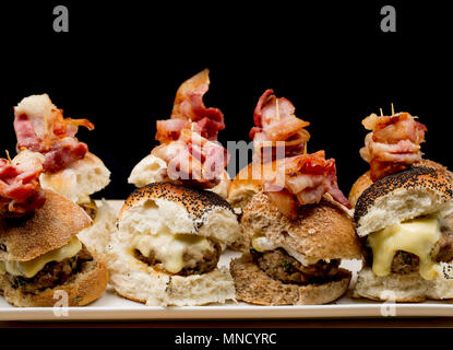 Mini Hirsch- und Schweinefleisch Burger aus dem Hause gemacht - Hackfleisch/Sattel und Hals Filets von einem Reh, Hyla arborea, und Hackfleisch Supermarkt Schweinefleisch. Fried Stockfoto