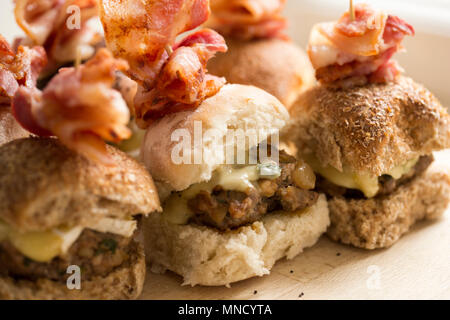 Mini Hirsch- und Schweinefleisch Burger aus dem Hause gemacht - Hackfleisch/Sattel und Hals Filets von einem Reh, Hyla arborea, und Hackfleisch Supermarkt Schweinefleisch. Fried Stockfoto