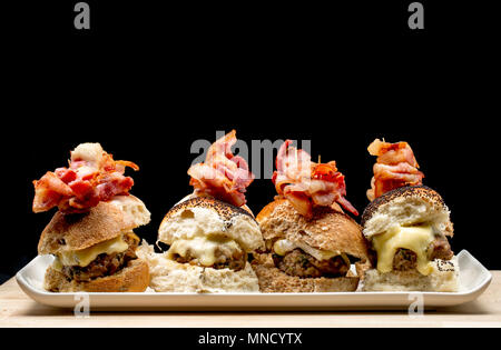 Mini Hirsch- und Schweinefleisch Burger aus dem Hause gemacht - Hackfleisch/Sattel und Hals Filets von einem Reh, Hyla arborea, und Hackfleisch Supermarkt Schweinefleisch. Fried Stockfoto
