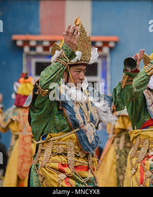 Tibetische Mönche tanzen am Jinganqumo Reinigung Festival in Dege, Sichuan, China Stockfoto