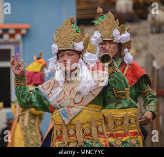 Tibetische Mönche tanzen am Jinganqumo Reinigung Festival in Dege, Sichuan, China Stockfoto