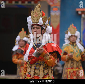 Tibetische Mönche tanzen am Jinganqumo Reinigung Festival in Dege, Sichuan, China Stockfoto