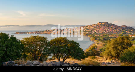 Panorama Aussicht auf den malerischen Ort Molivos, auch genannt Mithymna, die Festung auf dem Hügel im Abendlicht, Lesbos, Griechenland, Europa Stockfoto