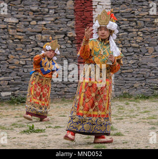 Tibetische Mönche tanzen am Jinganqumo Reinigung Festival in Dege, Sichuan, China Stockfoto