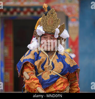 Tibetische Mönche tanzen am Jinganqumo Reinigung Festival in Dege, Sichuan, China Stockfoto