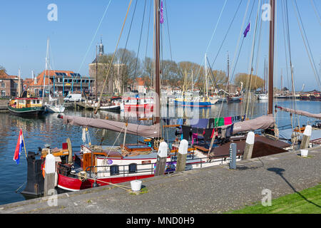 Enkhuizen, Niederlande - 20 April, 2018: Traditionelle Schiff im Hafen von Enkhuizen mit Menschen in der Sonne entspannen Stockfoto