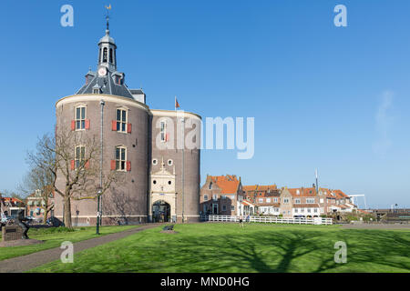 Enkhuizen, Niederlande - 20 April, 2018: Historische Wahrzeichen Drommedaris am Hafen von Enkhuizen, Niederlande Stockfoto