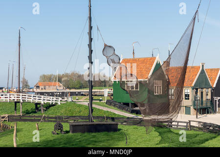 Traditionelle Häuser in einem Fischerdorf mit Netzen Trocknen im Wind - Enkhuizen, Niederlande Stockfoto