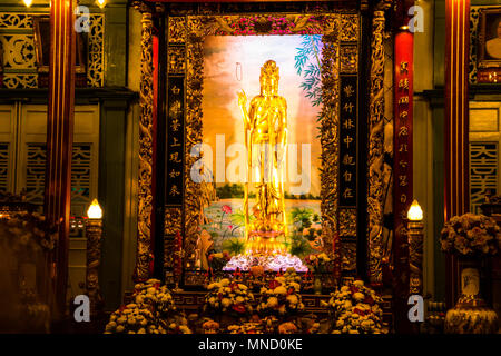 Bangkok, Thailand - 22. Juli 2017: die Göttin des Mitgefühls und der Barmherzigkeit Statue sitzt nun in der Kuan Yim Schrein in China Town, Yaowarat. Stockfoto