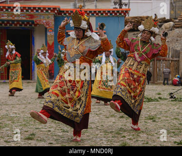 Tibetische Mönche tanzen am Jinganqumo Reinigung Festival in Dege, Sichuan, China Stockfoto